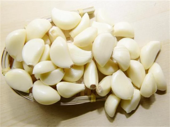 peeled garlic