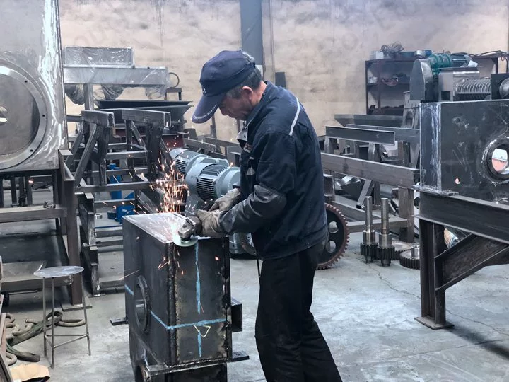 Workers are polishing the screw juicer
