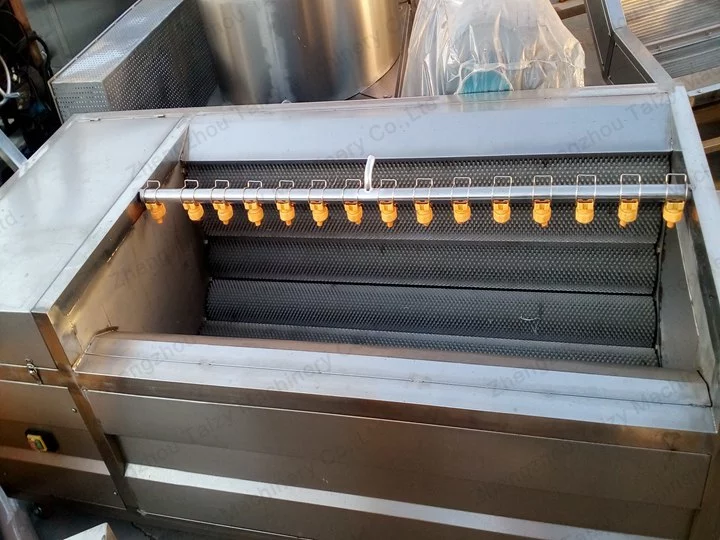 Brush cleaning machine