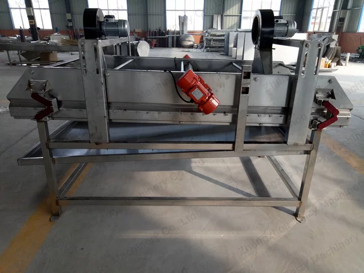 Vibrating water separator