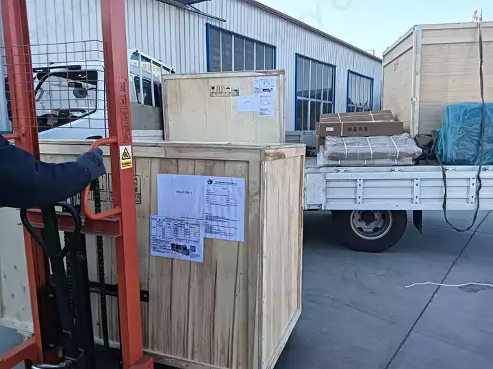 Загрузка машины для сортировки яиц