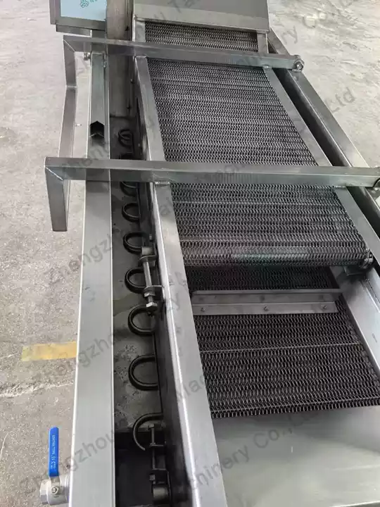 Continuous fryer with oil circulation system